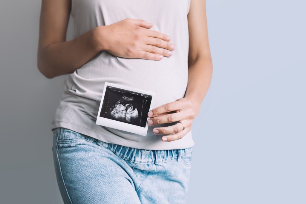 Kobieta ze zdjęciem USG