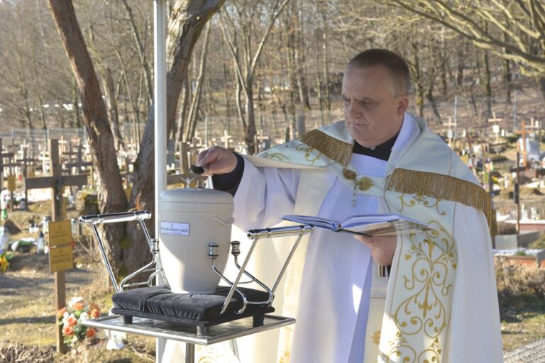 Pożegnano 43 dzieci martwo urodzonych. „Łączy nas miłość, która jest silniejsza niż śmierć”